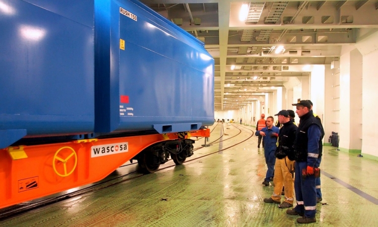 „Polonia” zapełniła się wagonami kolejowymi, które popłynęły do Norwegii-GospodarkaMorska.pl