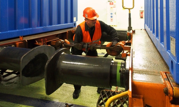 „Polonia” zapełniła się wagonami kolejowymi, które popłynęły do Norwegii-GospodarkaMorska.pl