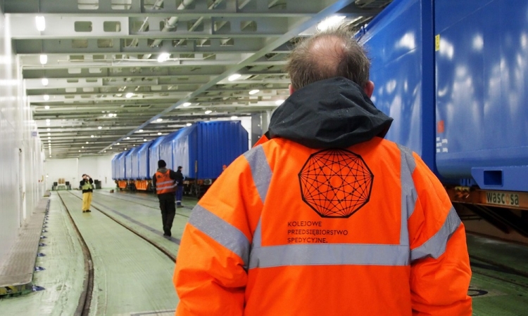 „Polonia” zapełniła się wagonami kolejowymi, które popłynęły do Norwegii-GospodarkaMorska.pl