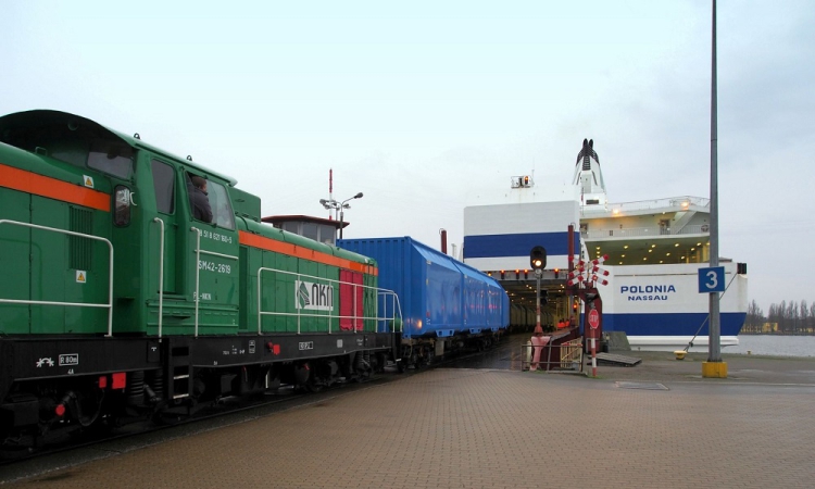 „Polonia” zapełniła się wagonami kolejowymi, które popłynęły do Norwegii-GospodarkaMorska.pl