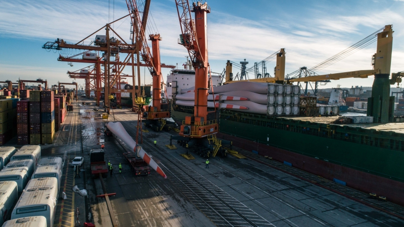   Port Gdynia staje się hubem przeładunkowym elementów turbin wiatrowych [foto, wideo]-GospodarkaMorska.pl