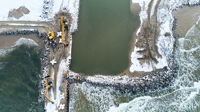 Atak zimy nie opóźnił prac na Mierzei-GospodarkaMorska.pl