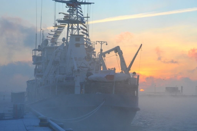 Mimo siarczystego mrozu marynarze realizuja swoje żołnierskie zadania. Szczególnie w tych dniach zapracowana jest załoga korwety ORP Kaszub. (Fot. Marian Kluczyński, źródło: Facebook Marynarka Wojenna-GospodarkaMorska.pl