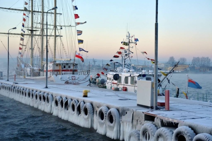 Mimo siarczystego mrozu marynarze realizuja swoje żołnierskie zadania. Szczególnie w tych dniach zapracowana jest załoga korwety ORP Kaszub. (Fot. Marian Kluczyński, źródło: Facebook Marynarka Wojenna-GospodarkaMorska.pl