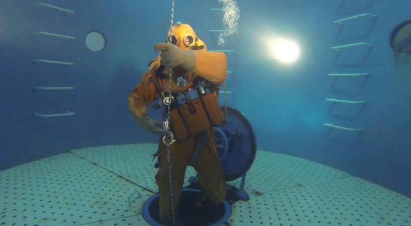 Załoga ORP Orzeł odbyła ćwiczenia ewakuacji z okrętu podwodnego -GospodarkaMorska.pl