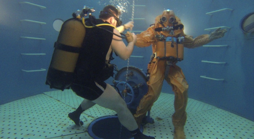 Załoga ORP Orzeł odbyła ćwiczenia ewakuacji z okrętu podwodnego -GospodarkaMorska.pl