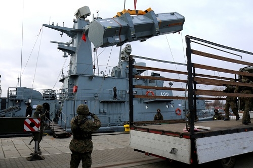 Ćwiczenia załadunku rakiet -GospodarkaMorska.pl