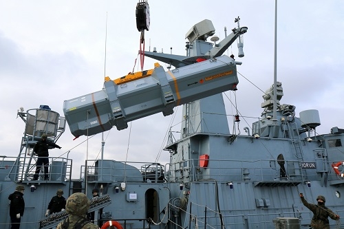 Ćwiczenia załadunku rakiet -GospodarkaMorska.pl