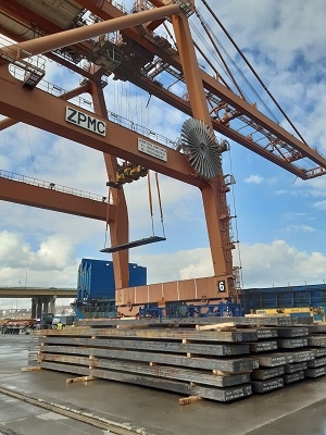 Wyładunek stali w Gdynia Container Terminal (GTC)-GospodarkaMorska.pl