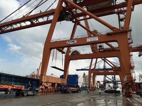 Wyładunek stali w Gdynia Container Terminal (GTC)-GospodarkaMorska.pl