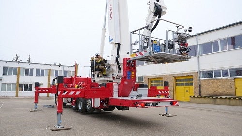 Najwyższy w UE strażacki podnośnik rozpoczął służbę w Grupie LOTOS-GospodarkaMorska.pl