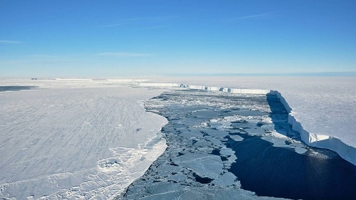 R/V Polarstern bada rejon oderwanej góry lodowej -GospodarkaMorska.pl
