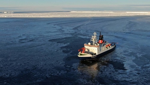 R/V Polarstern bada rejon oderwanej góry lodowej -GospodarkaMorska.pl