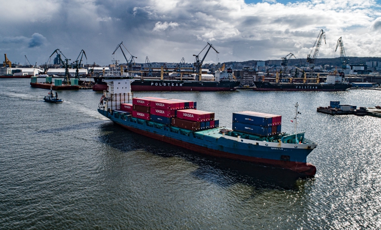 Port Gdynia - pierwsze zawinięcie statku w ramach nowej linii kontenerowej Viasea [foto, wideo]-GospodarkaMorska.pl