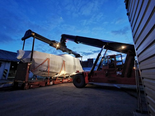 Nietypowy przeładunek łodzi zrealizowany przez Cargo Lift-GospodarkaMorska.pl