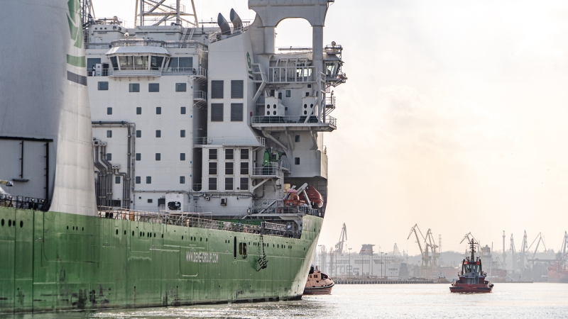 Orion I - offshorowy kolos wszedł do Portu Gdańsk. To na nim runął jeden z największych dźwigów świata-GospodarkaMorska.pl