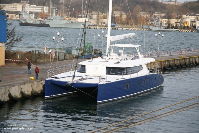 Załadunek luksusowego katamaranu w Gdyni (GALERIA)-GospodarkaMorska.pl