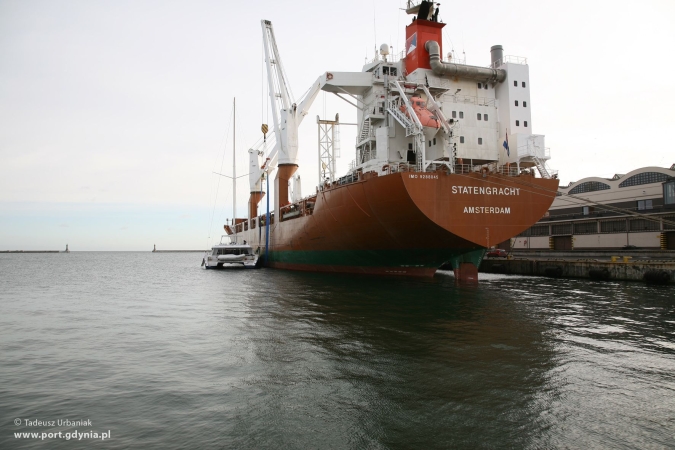 Załadunek luksusowego katamaranu w Gdyni (GALERIA)-GospodarkaMorska.pl