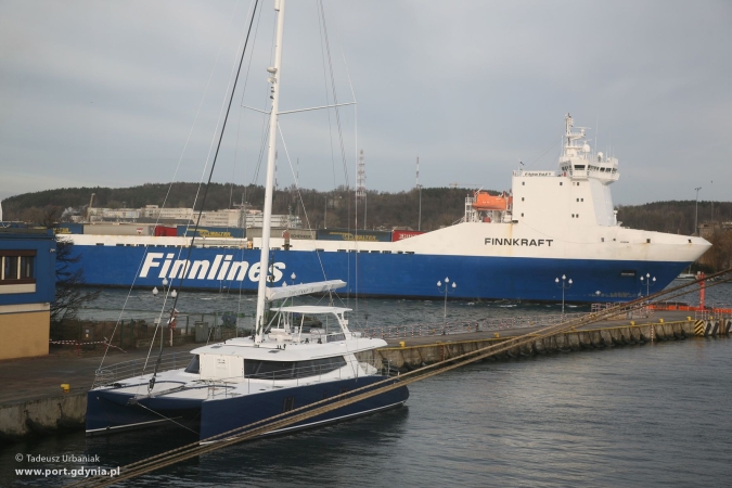 Załadunek luksusowego katamaranu w Gdyni (GALERIA)-GospodarkaMorska.pl