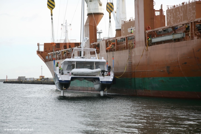 Załadunek luksusowego katamaranu w Gdyni (GALERIA)-GospodarkaMorska.pl