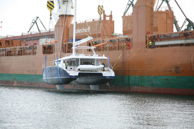 Załadunek luksusowego katamaranu w Gdyni (GALERIA)-GospodarkaMorska.pl