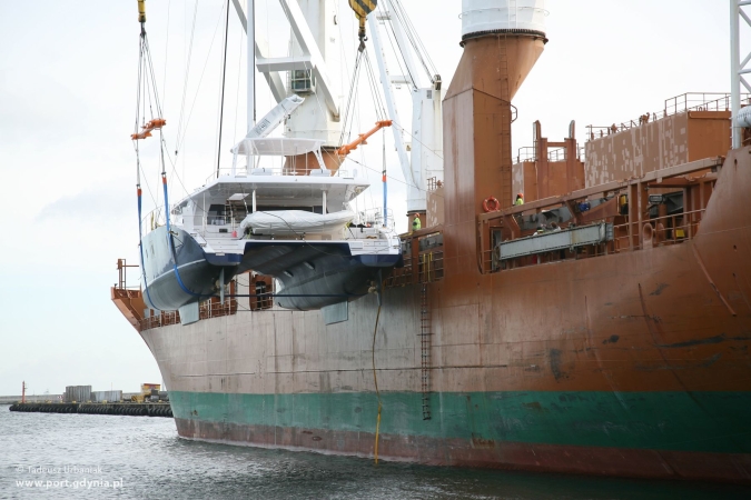Załadunek luksusowego katamaranu w Gdyni (GALERIA)-GospodarkaMorska.pl