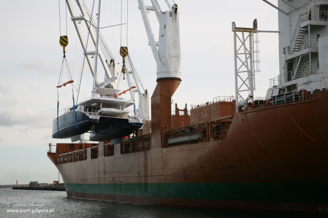 Załadunek luksusowego katamaranu w Gdyni (GALERIA)-GospodarkaMorska.pl