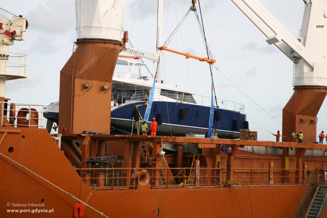 Załadunek luksusowego katamaranu w Gdyni (GALERIA)-GospodarkaMorska.pl