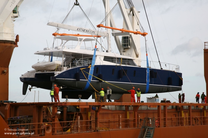Załadunek luksusowego katamaranu w Gdyni (GALERIA)-GospodarkaMorska.pl