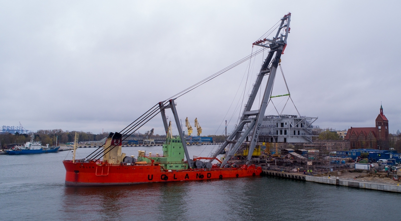 Montaż wielkiej trafostacji offshore - operacja wagi ciężkiej w Mostostalu Pomorze [wideo]-GospodarkaMorska.pl