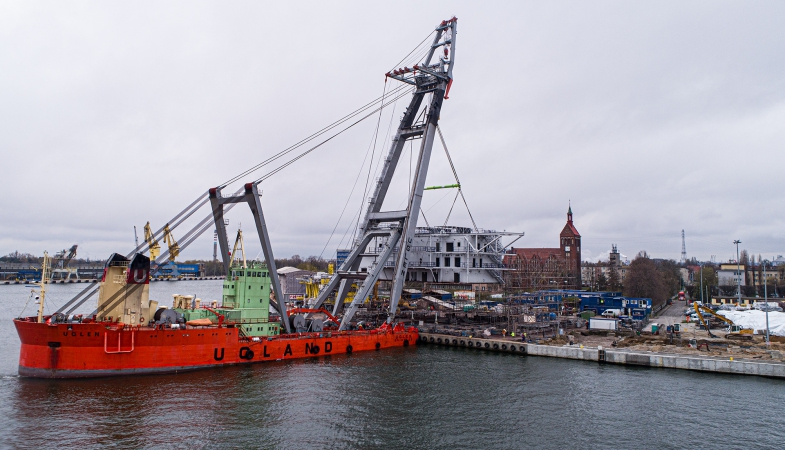 Montaż wielkiej trafostacji offshore - operacja wagi ciężkiej w Mostostalu Pomorze [wideo]-GospodarkaMorska.pl