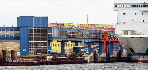 W Świnoujściu na terminalu promowym pojawiły się kolejne elementy modernizowanego nabrzeża -GospodarkaMorska.pl