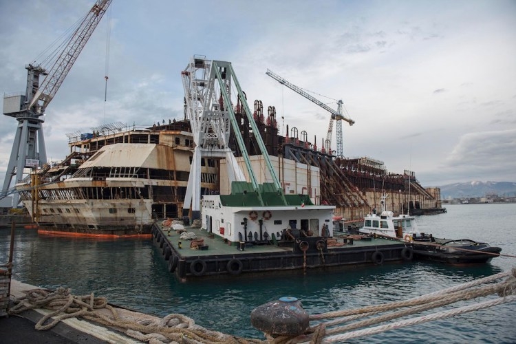 Trwa rozbiórka wraku liniowca Costa Concordia (FOTO)-GospodarkaMorska.pl