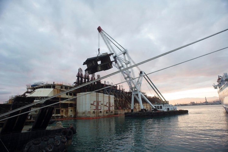 Trwa rozbiórka wraku liniowca Costa Concordia (FOTO)-GospodarkaMorska.pl