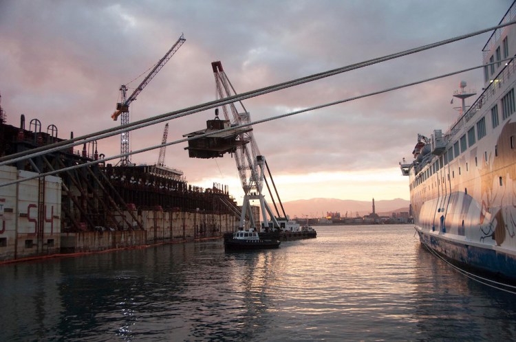 Trwa rozbiórka wraku liniowca Costa Concordia (FOTO)-GospodarkaMorska.pl