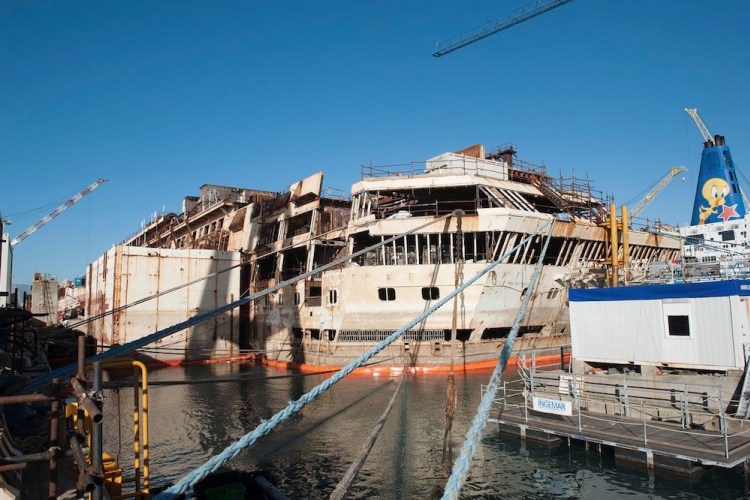 Trwa rozbiórka wraku liniowca Costa Concordia (FOTO)-GospodarkaMorska.pl