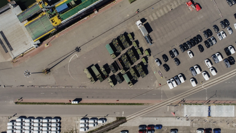 Ciężki sprzęt wojskowy, amunicja i strzelby w Porcie Gdańsk [wideo]-GospodarkaMorska.pl