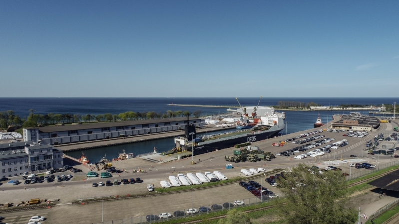 Ciężki sprzęt wojskowy, amunicja i strzelby w Porcie Gdańsk [wideo]-GospodarkaMorska.pl