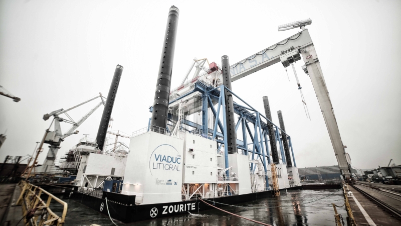 Próby morskie olbrzymiej barki w stoczni Crist-GospodarkaMorska.pl