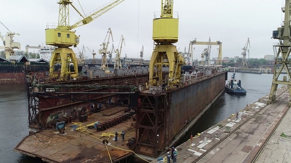 MSR Gryfia przecholowała dok MSR-2 [wideo]-GospodarkaMorska.pl