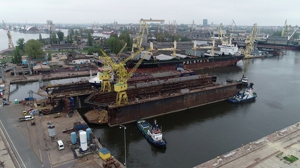 MSR Gryfia przecholowała dok MSR-2 [wideo]-GospodarkaMorska.pl