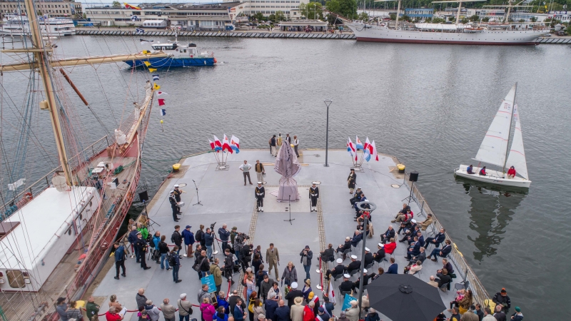 Port Gdynia od kuchni i nowy pomnik w mieście. Zobaczyli miejsca niedostępne na co dzień [wideo]-GospodarkaMorska.pl