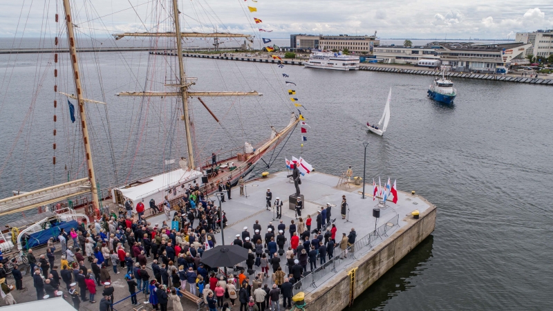 Port Gdynia od kuchni i nowy pomnik w mieście. Zobaczyli miejsca niedostępne na co dzień [wideo]-GospodarkaMorska.pl