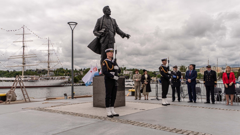 Port Gdynia od kuchni i nowy pomnik w mieście. Zobaczyli miejsca niedostępne na co dzień [wideo]-GospodarkaMorska.pl