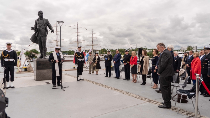 Port Gdynia od kuchni i nowy pomnik w mieście. Zobaczyli miejsca niedostępne na co dzień [wideo]-GospodarkaMorska.pl