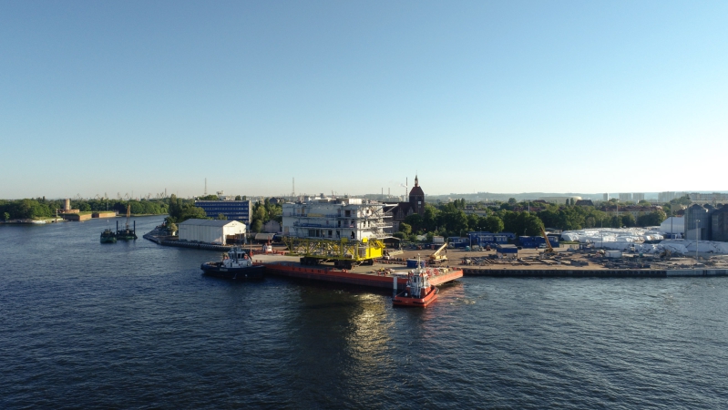 Mostostal Pomorze. Zobacz wypłynięcie 1000-tonowego giganta [wideo]-GospodarkaMorska.pl
