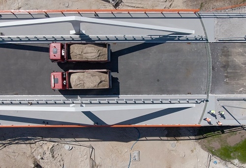 Pierwszy z mostów na Mierzei przechodzi próbne obciążenia [ZDJĘCIA]-GospodarkaMorska.pl