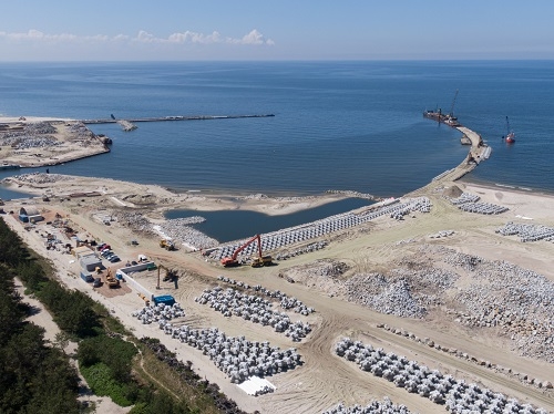 Pierwszy z mostów na Mierzei przechodzi próbne obciążenia [ZDJĘCIA]-GospodarkaMorska.pl