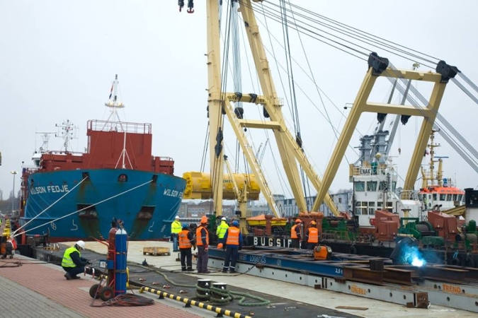 Ciężki przeładunek w gdańskim porcie-GospodarkaMorska.pl