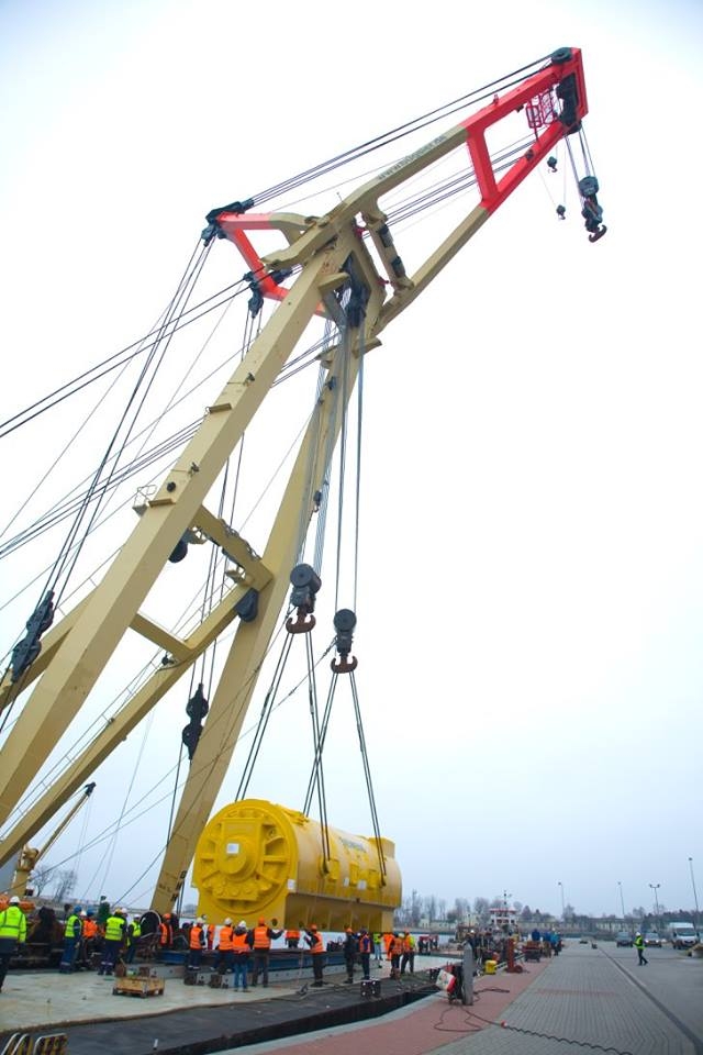 Ciężki przeładunek w gdańskim porcie-GospodarkaMorska.pl